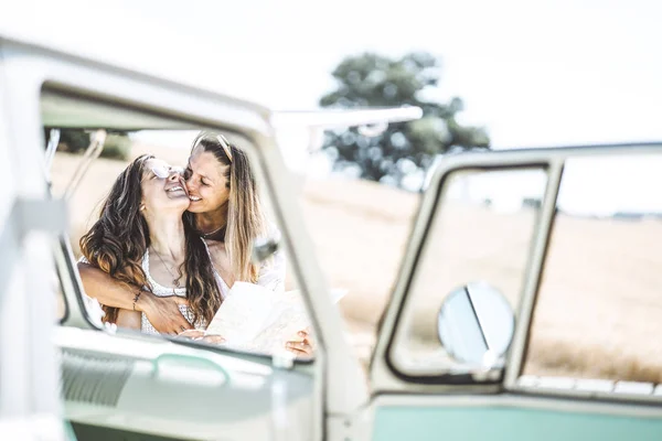 Zwei Attraktive Frauen Die Neben Ihrem Lieferwagen Auf Die Landkarte — Stockfoto