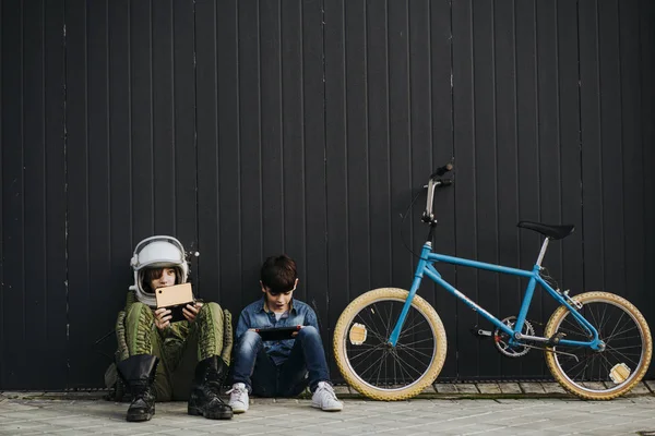Retrato Dois Meninos Uma Bicicleta Vestido Astronauta Rua Jogando Videogame — Fotografia de Stock