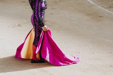 Cape kadar tutan boğa güreşçisi