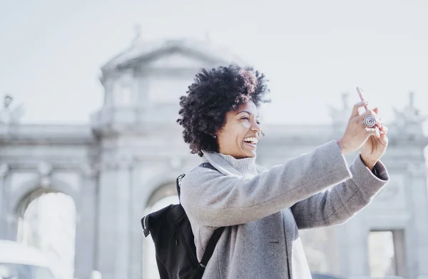 Retrato Mulher Afro Atraente Usando Telefone Celular Madrid Espanha Puerta — Fotografia de Stock