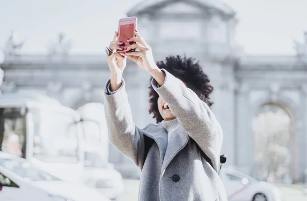 Retrato Mulher Afro Atraente Usando Telefone Celular Madrid Espanha Puerta — Fotografia de Stock