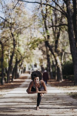 Afro kadın pratik yoga şehir