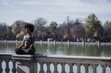 Afro kadın pratik yoga şehir