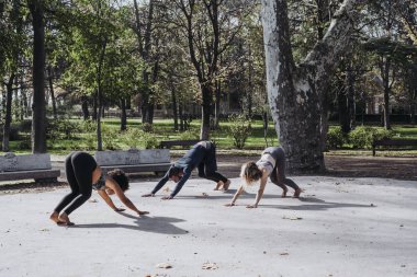 Pratik yoga parkta kişilik grup