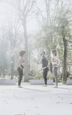 Pratik yoga parkta kişilik grup