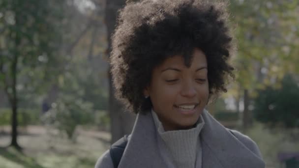 Használ Mozgatható Telefon Utcán Vonzó Afro Portréja — Stock videók