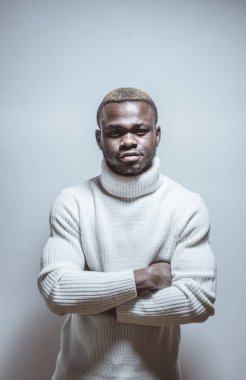 Kameraya bakarak gündelik kıyafeti giymiş Afrika genç adam