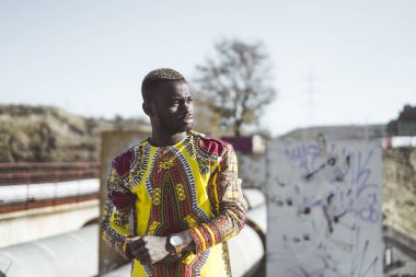 Tipik elbiseleri ile Afrika iş adamı