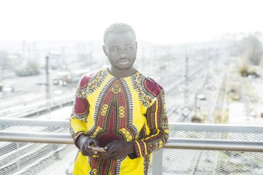 Smartphone ve tipik olan Afrika iş adamı