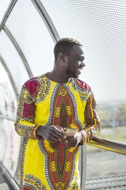 Smartphone ve tipik olan Afrika iş adamı