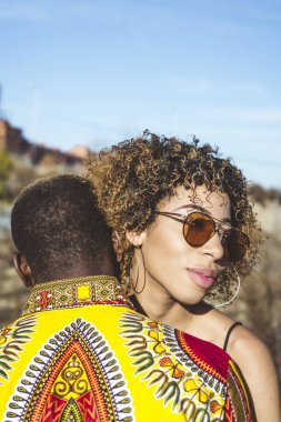 Afrikalı kadın Afrikalı çocuk sarılma