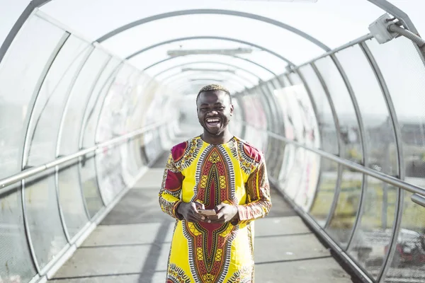 Africký Podnikatel Smartphone Oblečení Typické — Stock fotografie