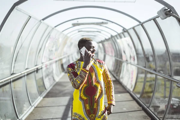 Africký Podnikatel Smartphone Oblečení Typické — Stock fotografie