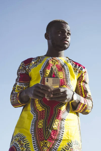Африканский Бизнесмен Смартфоном Одеждой Типичной — стоковое фото