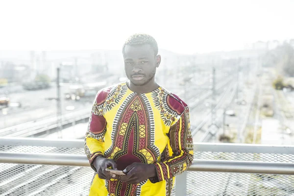 Empresário Africano Com Smartphone Roupas Típico — Fotografia de Stock