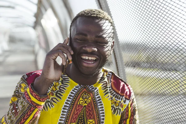 Empresario Africano Con Smartphone Ropa Típico — Foto de Stock