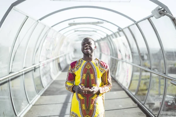 Empresário Africano Com Smartphone Roupas Típico — Fotografia de Stock