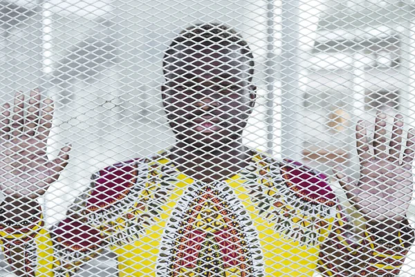 Αφρικανική Άνθρωπος Πίσω Από Μια Πύλη Στη Σχάρα — Φωτογραφία Αρχείου