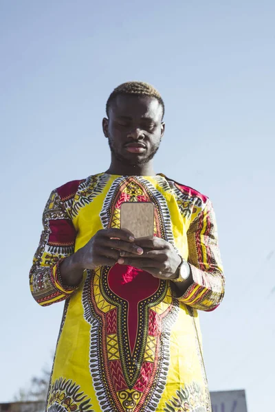 Afrikaanse Zakenman Met Smartphone Kleren Van Typische — Stockfoto