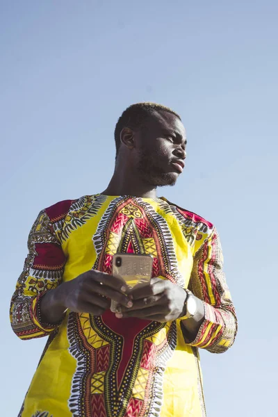 Африканский Бизнесмен Смартфоном Одеждой Типичной — стоковое фото