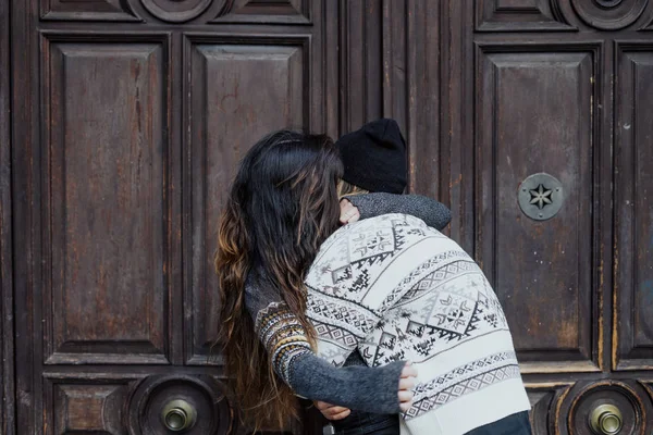 Casal Mulheres Beijando Rua Cidade Madrid — Fotografia de Stock