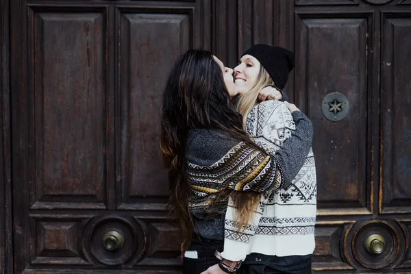 Couple Women Kissing Street Madrid City — Stock Photo, Image