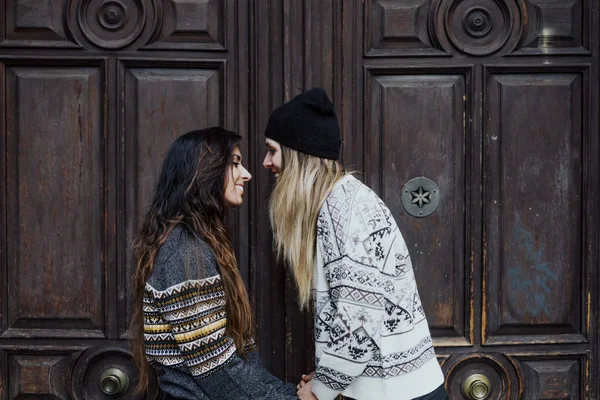 Pareja Mujeres Disfrutando Calle Madrid Ciudad — Foto de Stock