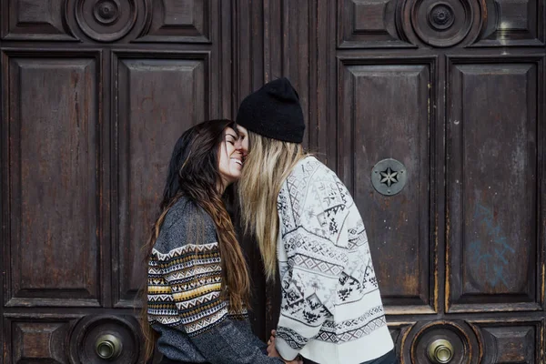 Ζευγάρι Γυναίκες Φιλιά Στο Δρόμο Στην Πόλη Μαδρίτη — Φωτογραφία Αρχείου