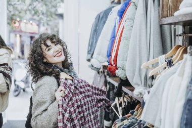 Kadın giyim moda mağazasında