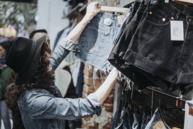 Kadın giyim moda mağazasında
