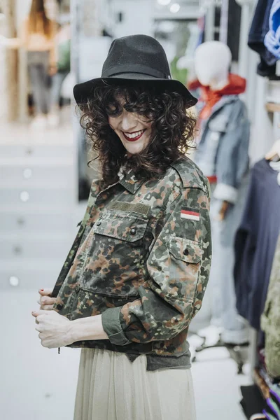 Mujer Comprando Ropa Tienda Moda — Foto de Stock