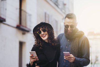 İki mutlu arkadaş sokağın ortasında belgili tanımlık hareket eden kullanma. Dostluk kavramı.