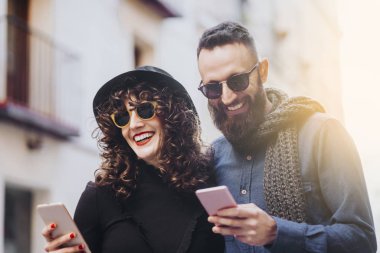 İki mutlu arkadaş sokağın ortasında belgili tanımlık hareket eden kullanma. Dostluk kavramı.