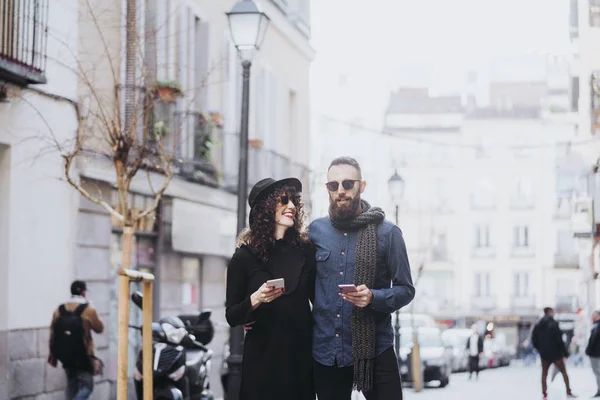 Dois Amigos Felizes Usando Celular Rua Conceito Amizade — Fotografia de Stock