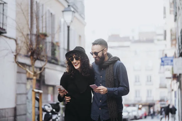 Dois Amigos Felizes Usando Celular Rua Conceito Amizade — Fotografia de Stock