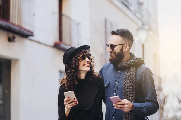 Dois Amigos Felizes Usando Celular Rua Conceito Amizade — Fotografia de Stock