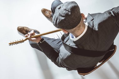 Stüdyoda elektro gitar çalmak şapkalı adam