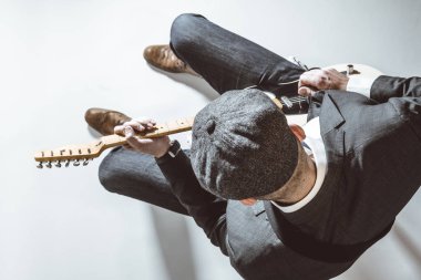 Stüdyoda elektro gitar çalmak şapkalı adam