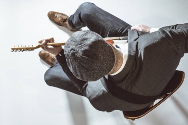 Stüdyoda elektro gitar çalmak şapkalı adam