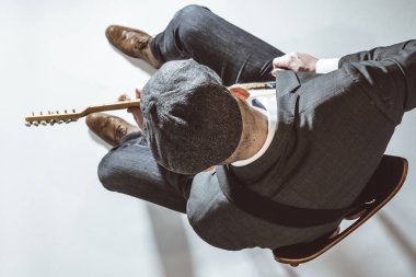 Stüdyoda elektro gitar çalmak şapkalı adam