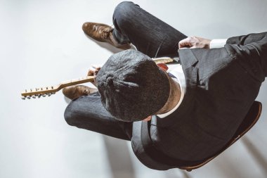 Stüdyoda elektro gitar çalmak şapkalı adam