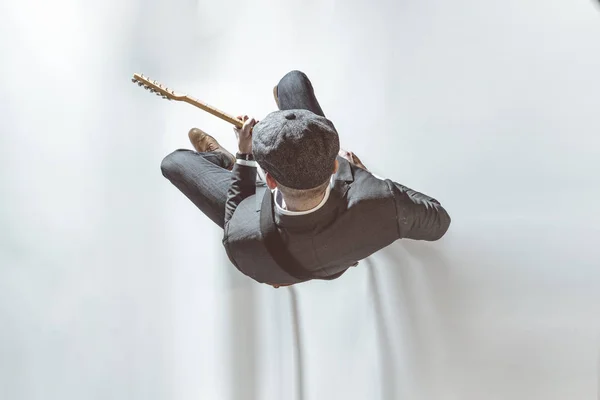 Άνθρωπος Καπέλο Παίζοντας Ηλεκτρική Κιθάρα Στο Στούντιο — Φωτογραφία Αρχείου