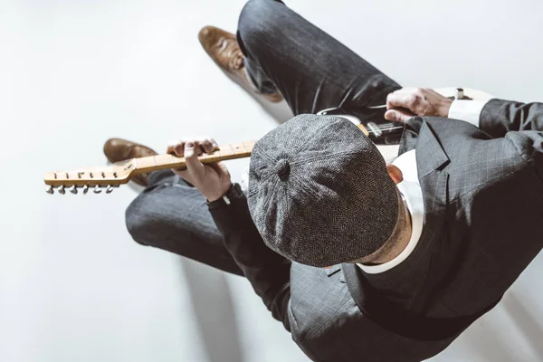 Homem Com Chapéu Tocando Guitarra Elétrica Estúdio — Fotografia de Stock