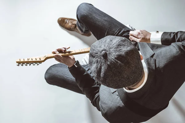 Homem Com Chapéu Tocando Guitarra Elétrica Estúdio — Fotografia de Stock