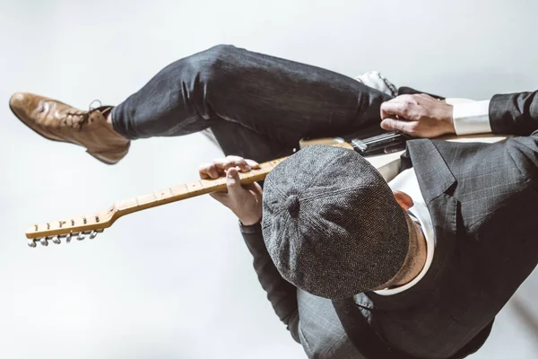 Homem Com Chapéu Tocando Guitarra Elétrica Estúdio — Fotografia de Stock