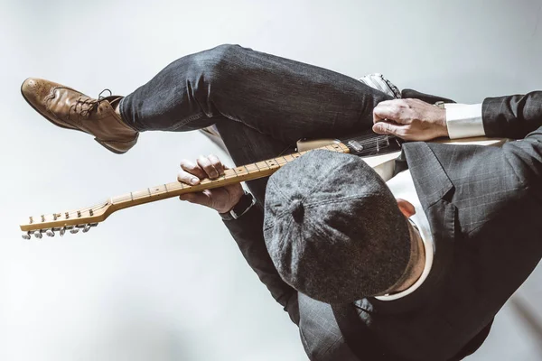 Homem Com Chapéu Tocando Guitarra Elétrica Estúdio — Fotografia de Stock