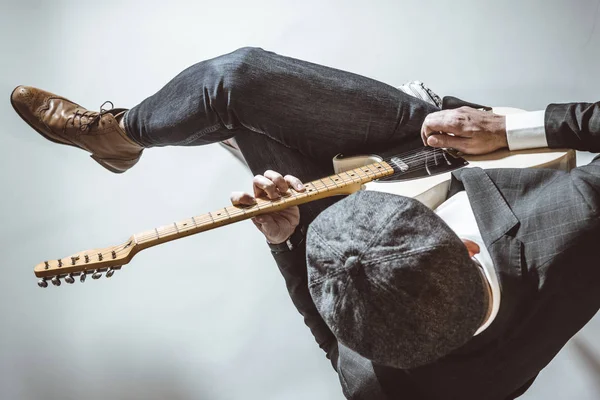 Homem Com Chapéu Tocando Guitarra Elétrica Estúdio — Fotografia de Stock