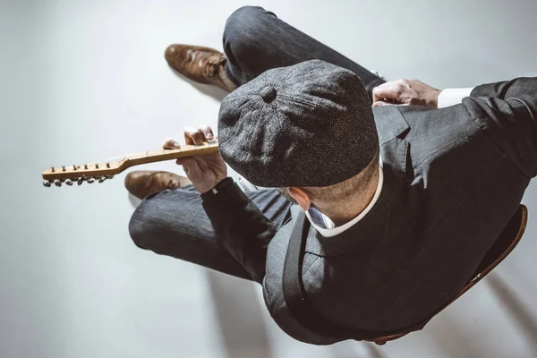 Homem Com Chapéu Tocando Guitarra Elétrica Estúdio — Fotografia de Stock