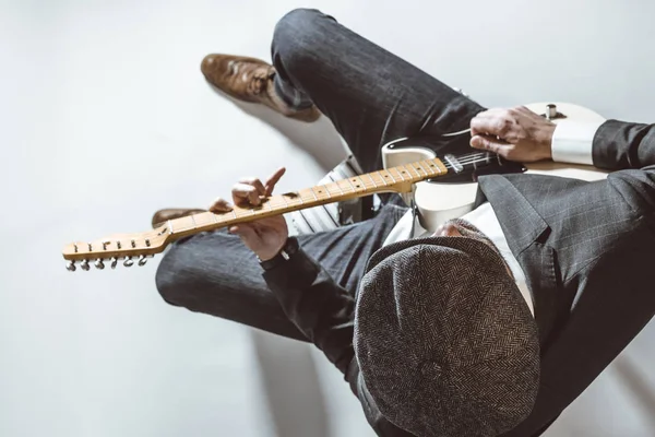 Homem Com Chapéu Tocando Guitarra Elétrica Estúdio — Fotografia de Stock