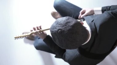 Stüdyoda elektro gitar çalmak şapkalı adam